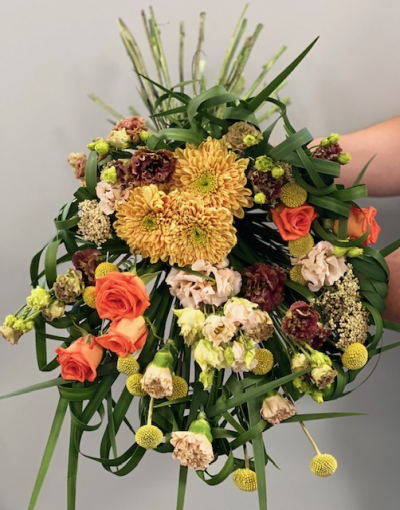 Singe end spray brights - This bold and contemporary single ended spray features a striking combination of warm uplifting tones, including rich oranges, vibrant yellows and earthy accents.