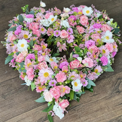Heart pastel - The arrangement features a beautiful blend of pinks, creams and soft lavenders, creating a serene and comforting display.