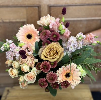Autumn Blush - A romantic autumn bouquet in soft peach, blush and warm caramel tones, beautifully balanced with rich plum accents and delicate seasonal foliage. Full of texture and movement, it has that relaxed, country-garden feel that makes it perfect for an autumn gift.
Please note: The colour palette and overall style will remain as pictured, but individual flower varieties may vary depending on seasonal availability. We’ll always choose the freshest flowers to create the same beautiful look and feel.